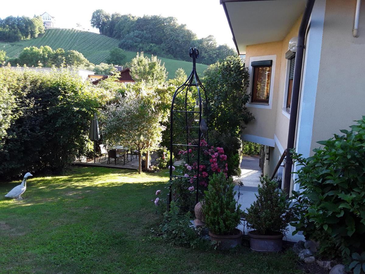 Anna'S Home - Ferienwohnungen ราทช์ อัน ดาร์ ไวน์ชตรัดเซอ ภายนอก รูปภาพ